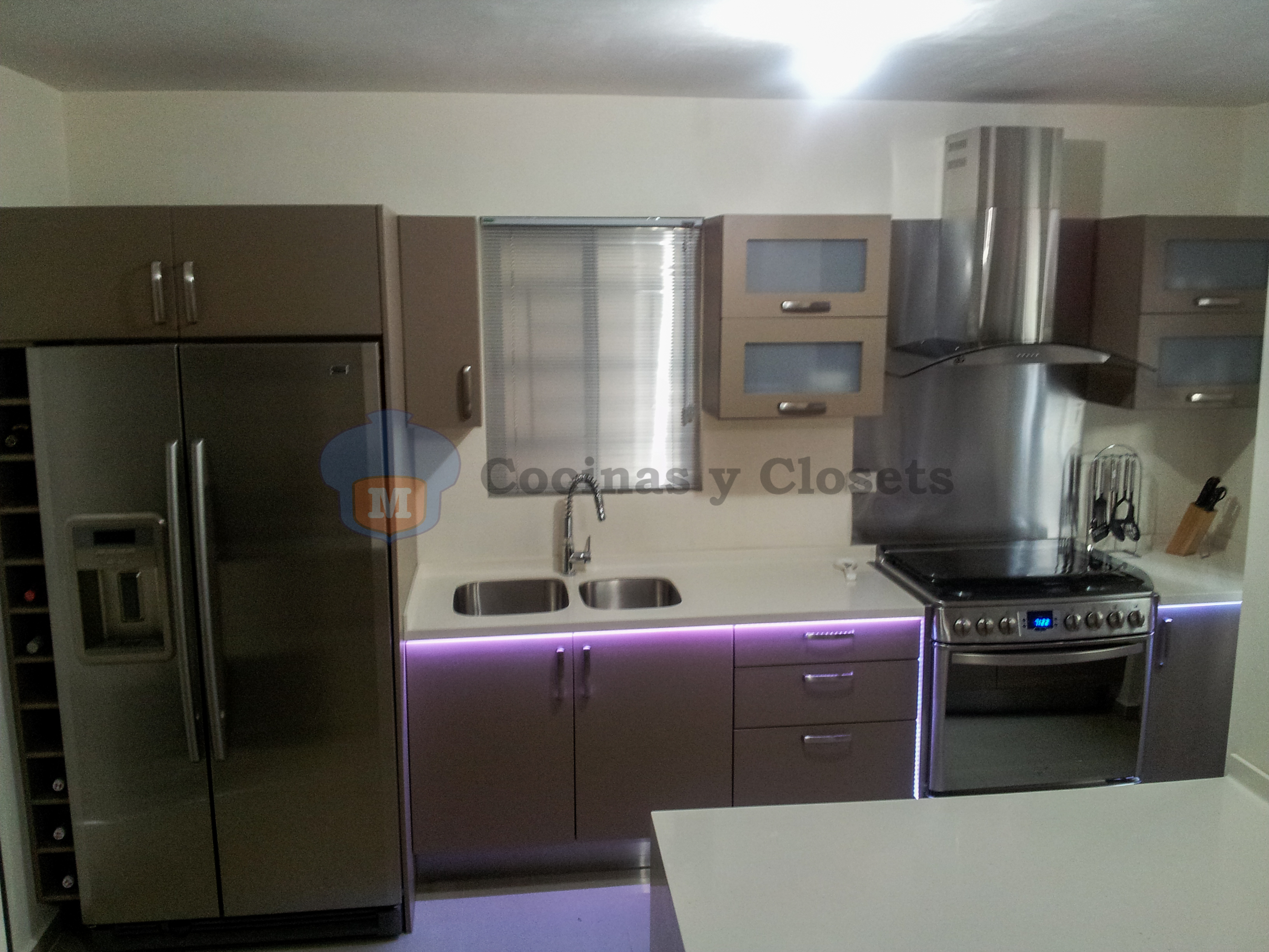 Cocina Lineal con cubierta en Corian